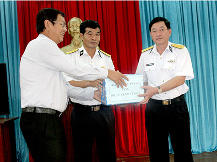 Рабочие группы провинций и городов Вьетнама навестили солдат из 5-го регионального командования